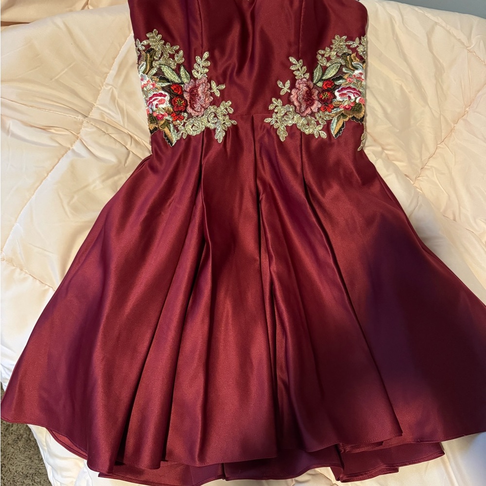 Size 3 Blondie Nites. Burgundy red with beautiful embroidery. Strapless.